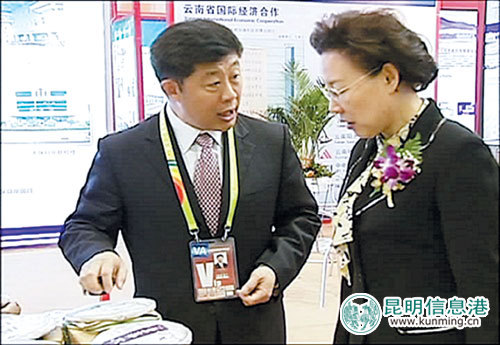 云南副省长充当普洱茶“推销员”