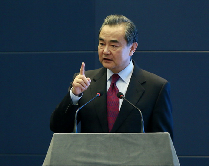 中国外交部长王毅向全球推介云南普洱茶