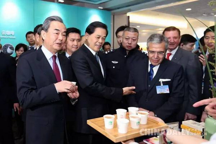 中国外交部长王毅向全球推介云南普洱茶