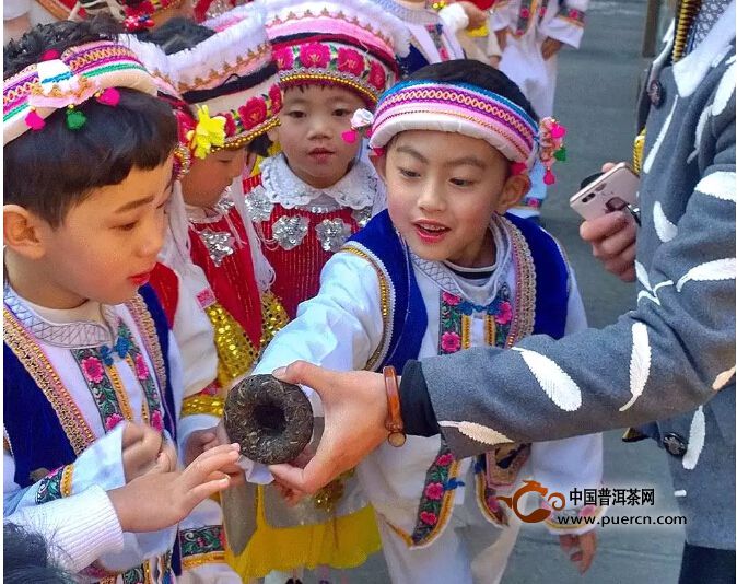 “小小茶人”幼儿茶艺班走进下关沱茶